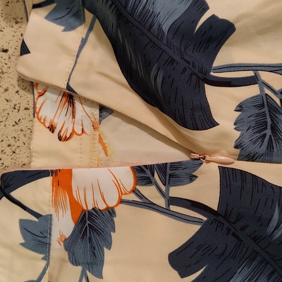 Off Shoulder Tropical Top & Wrap Hem Shorts, size S - Picture 8 of 17